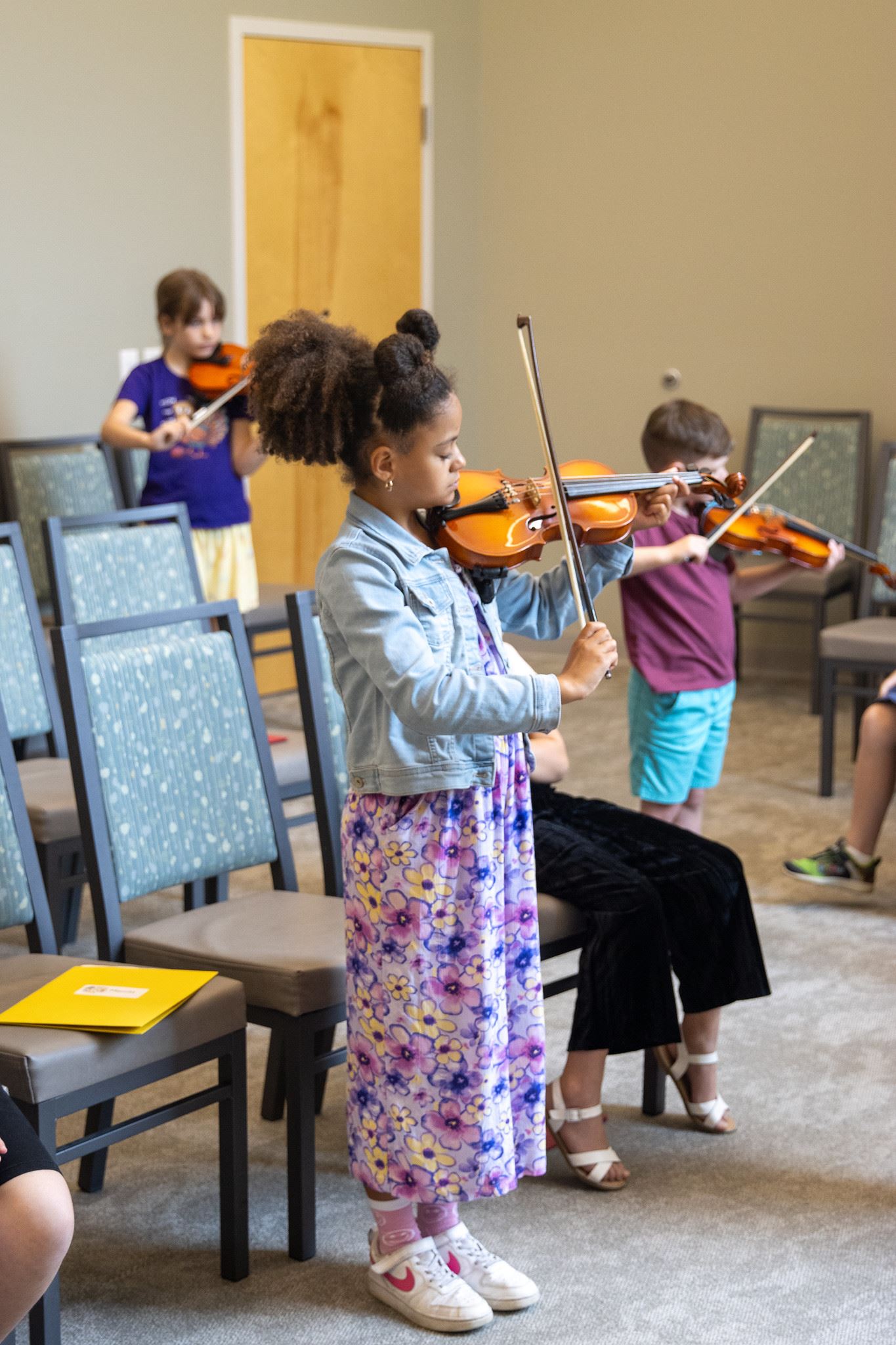 Little girl playing the violin 